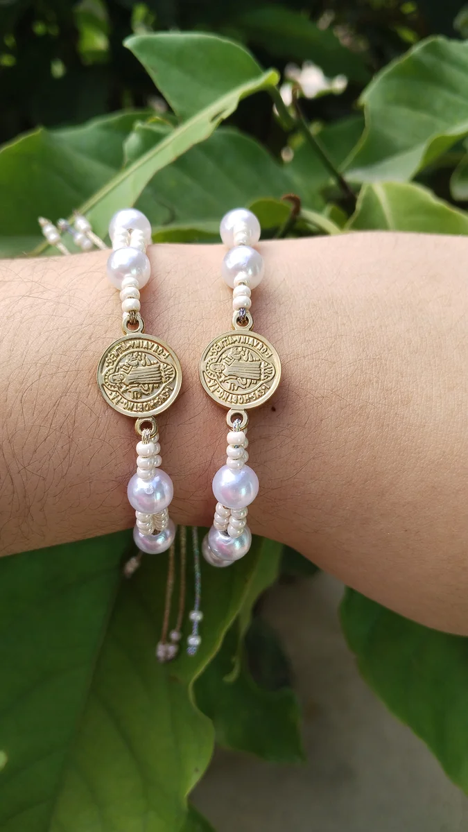Dúo Pulseras San Benito en Perlas - Accesorio artesanal hecho a mano en Colombia por Bunu Shop